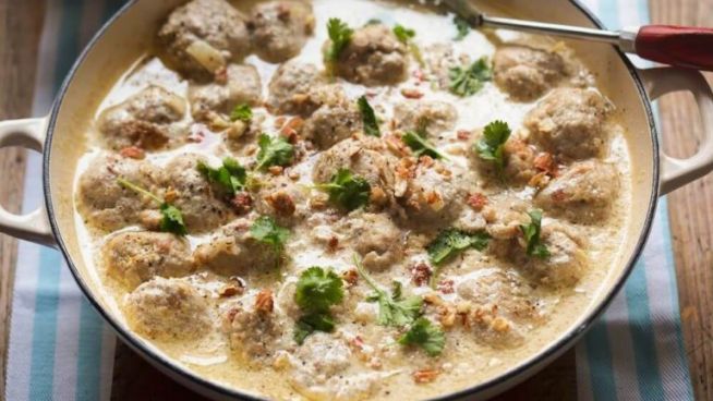 Spanische Fleischbällchen in Mandelsauce – Albóndigas en Salsa de Almendras – Spanien