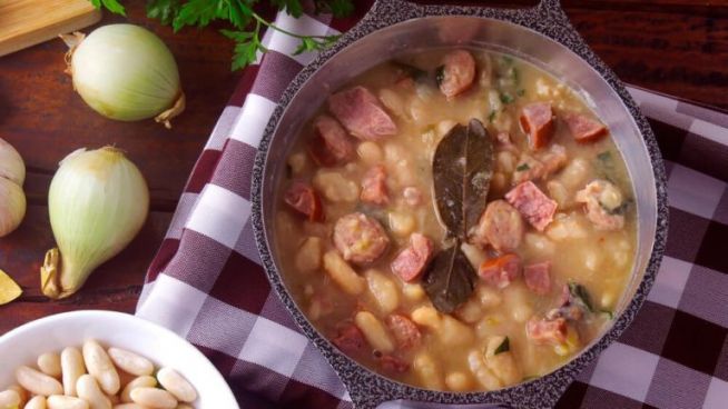 Bohnensuppe mit geräuchertem Fleisch – Ciorbă de fasole cu afumătură – Rumänien