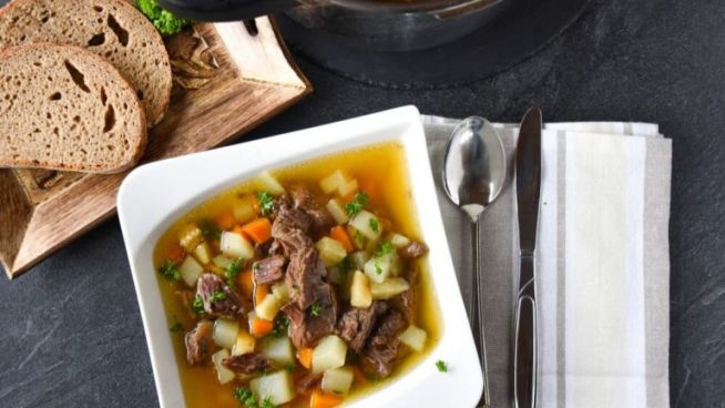 Kohlrabi Suppe mit Rindfleisch – Ciorbă de gulii cu carne de vită – Rumänien