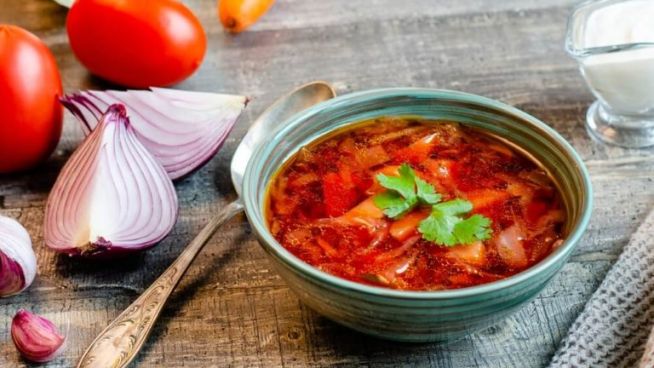 Rote-Bete-Suppe mit Rindfleisch – Ciorbă de sfeclă cu carne de vită  – Rumänien