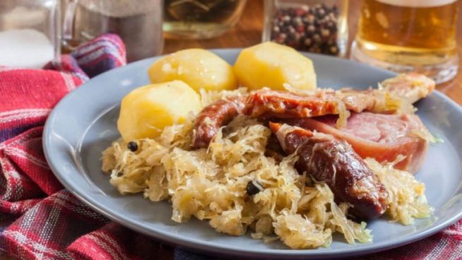 Sauerkraut mit Fleisch und Wurst – Choucroute Garnie – Frankreich