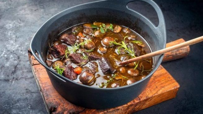 Rindfleischeintopf aus dem Burgund – Boeuf Bourguignon – Frankreich